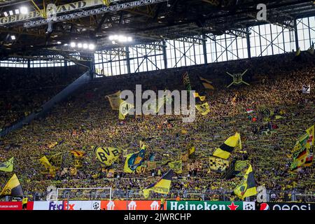 Dortmund, Allemagne. 06th septembre 2022. DORTMUND, ALLEMAGNE - SEPTEMBRE 6 : les supporters de Borussia Dortmund lors du match G de l'UEFA Champions League entre Borussia Dortmund et le FC Copenhague au signal Iduna Park sur 6 septembre 2022 à Dortmund, Allemagne (photo de Marcel ter Bals/Orange Pictures) Credit: Orange pics BV/Alay Live News Banque D'Images