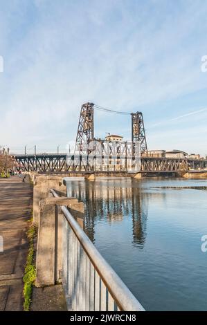 Le pont « Steel Bridge », vu du sud depuis la promenade au bord de la rivière Willamette à Portland, Oregon. Banque D'Images