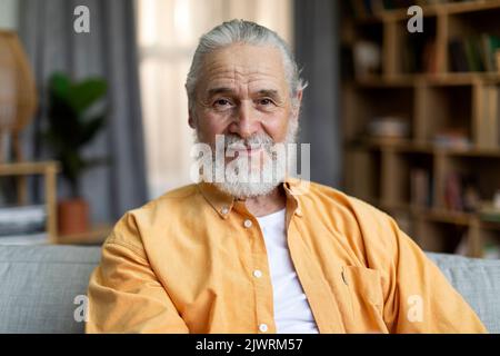 Gros plan portrait d'un homme âgé de belle taille qui pose à la maison Banque D'Images