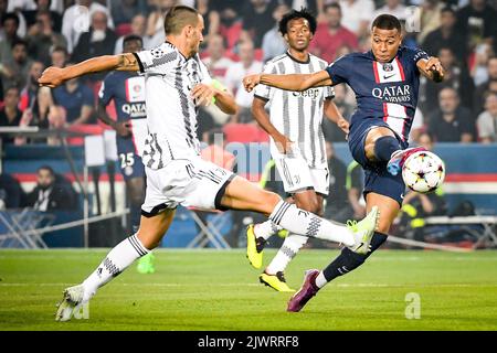 Paris, France. 06th septembre 2022. Kylian MBAPPE du PSG marque son but lors de la Ligue des champions de l'UEFA, du match de football du Groupe H entre Paris Saint-Germain et le FC Juventus sur 6 septembre 2022 au stade du Parc des Princes à Paris, France - photo Matthieu Mirville/DPPI crédit: DPPI Media/Alay Live News Banque D'Images