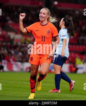 Beth Mead en Angleterre célèbre le cinquième but du match de sa partie lors de la qualification de la coupe du monde féminine de la FIFA 2023, match du groupe D au stade Stoke City, Stoke-on-Trent. Date de la photo: Mardi 6 septembre 2022. Banque D'Images