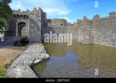 La porte à côté de l'entrée de la mer et le quai des marées Château Beaumaris de l'extérieur du domaine, Beaumaris, l'île d'Anglesey, Ynys mon, le nord du pays de Galles, ROYAUME-UNI. Banque D'Images