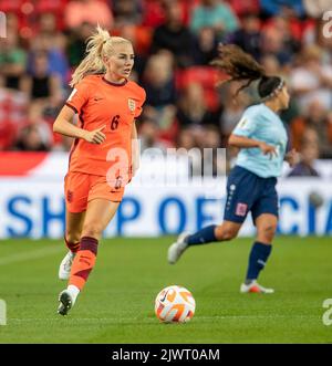 Stoke, Staffordshire, Royaume-Uni. 6th septembre 2022 ; Bet365 Stadium, Stoke, Staffordshire, Angleterre ; Coupe du monde féminine de la FIFA 2023 l'Angleterre contre le Luxembourg: Alex Greenwood d'Angleterre cherche à franchir le ballon Credit: Action plus Sports Images/Alay Live News Banque D'Images