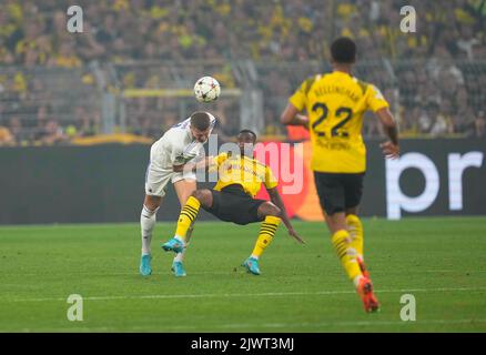 Signal Iduna Park, Dortmund, Allemagne. 6th septembre 2022. Youssoufa Moukoko (Borussia Dortmund) et Christian sörensen (FC Copenhague) se battent pour le bal pendant Borrusia Dortmund et le FC Copenhague au signal Iduna Park, Dortmund, Allemagne. Ulrik Pedersen/CSM/Alay Live News Banque D'Images