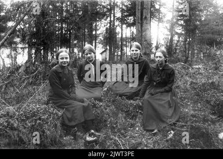 Confirmation filles en 1915, l'année dernière vous avez eu des vêtements noirs sur les filles. De gauche à droite : Anna Styf, Ebba Wikström, Karin Jonsson (OL-ERS) et Gunborg Swanström. Konfirmationsflickor 1915, sista året man hade svarta kläder på flickorna. Fån vänster: Anna Styf, Ebba Wikström, Karin Jonsson (OL-ERS) och Gunborg Swanström. Banque D'Images