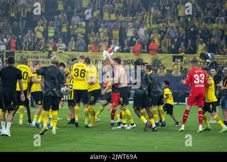 Dortmund, Allemagne. 06th septembre 2022. Football : Ligue des champions, Borussia Dortmund - FC Copenhague, Groupe G, Journée de rencontre 1, signal Iduna Park. Les joueurs de Dortmund célèbrent la victoire. Credit: Bernd Thissen/dpa/Alay Live News Banque D'Images