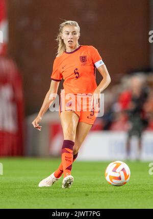 Stoke, Staffordshire, Royaume-Uni. 6th septembre 2022 ; Bet365 Stadium, Stoke, Staffordshire, Angleterre ; Coupe du monde féminine de la FIFA 2023 Angleterre contre Luxembourg: Leah Williamson d'Angleterre traverse le ballon Credit: Action plus Sports Images/Alamy Live News Banque D'Images