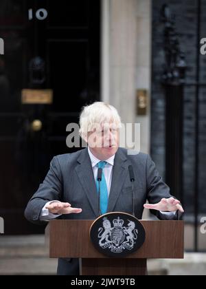 Londres ,Royaume-Uni -06/09/2022. Le Premier ministre sortant Boris Johnson s'adresse aux médias lors de son discours final au numéro 10 Downing Street Banque D'Images