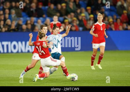 Cardiff, Royaume-Uni. 6th septembre 2022. Hayley Ladd, du pays de Galles, s'attaque à Špela Kolbl, de Slovénie, lors du match de qualification de la coupe du monde des femmes du pays de Galles contre la Slovénie. Crédit : Gruffydd Thomas/Alay Live News Banque D'Images