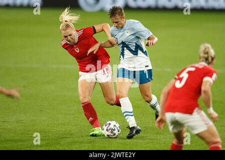 Cardiff, Royaume-Uni. 6th septembre 2022. CERI Holland du pays de Galles et Kristina Erman de Slovénie lors du match de qualification de la coupe du monde des femmes du pays de Galles contre la Slovénie. Crédit : Gruffydd Thomas/Alay Live News Banque D'Images