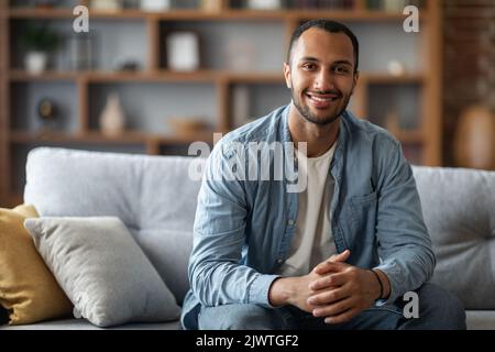 Portrait du jeune Noir beau posant à l'intérieur de la maison Banque D'Images