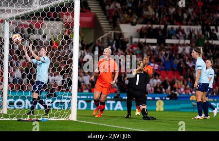 La fédération anglaise Bethany England célèbre le sixième but de son équipe lors de la qualification de la coupe du monde féminine de la FIFA 2023, le match du groupe D au stade Stoke City, Stoke-on-Trent. Date de la photo: Mardi 6 septembre 2022. Banque D'Images