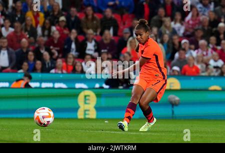 Le Nikita Parris d'Angleterre marque le septième but de son équipe lors de la qualification à la coupe du monde féminine de la FIFA 2023, match du groupe D au stade Stoke City, Stoke-on-Trent. Date de la photo: Mardi 6 septembre 2022. Banque D'Images