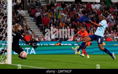 Le Nikita Parris d'Angleterre marque le septième but de son équipe lors de la qualification à la coupe du monde féminine de la FIFA 2023, match du groupe D au stade Stoke City, Stoke-on-Trent. Date de la photo: Mardi 6 septembre 2022. Banque D'Images