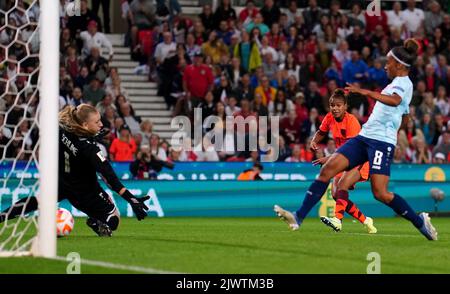 Le Nikita Parris d'Angleterre marque le septième but de son équipe lors de la qualification à la coupe du monde féminine de la FIFA 2023, match du groupe D au stade Stoke City, Stoke-on-Trent. Date de la photo: Mardi 6 septembre 2022. Banque D'Images