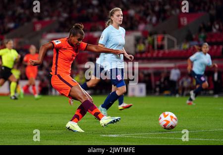 Le Nikita Parris d'Angleterre marque le septième but de son équipe lors de la qualification à la coupe du monde féminine de la FIFA 2023, match du groupe D au stade Stoke City, Stoke-on-Trent. Date de la photo: Mardi 6 septembre 2022. Banque D'Images