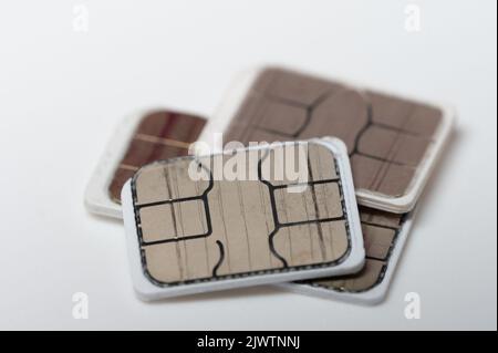 Vue rapprochée macro de la pile de la carte sim du smartphone isolée Banque D'Images