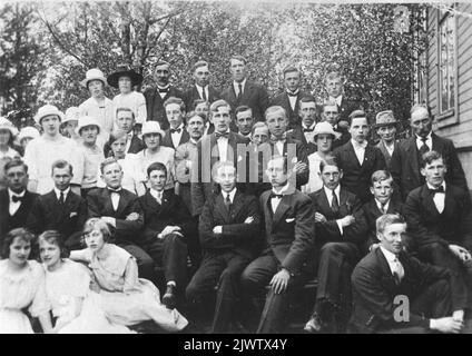 Les membres du Lodge, travaillent à domicile. Hybo. Photo de 1920övre ligne: 1?, 2 Berta Björk, 3 Axel Wåhllberg, 4 Josef G. 5 Kalle Glass, 6 Kalle, 7 Forest, prochaine ligne: 8?, 9?, 10 Beda Bengtsson, 11 Hulda Boman, 12 Vinberg, 13 Vera Enbblom, 14 Otto Broman, 15 Vinberg, 16?, 17 Olle Edbom, 18 Ivar Skog, 19 Kalle Andersson, 20 per Bengtsson, 21 Svensson, 22, August Bolin, 23 Hillevi SV. 24. Edor Svensk. 25 Holger Svensson, 26 Lotten Gustafsson, 7 Albert Gustafsson. Signe Edlund, 38 Modifier Engblom, 39 A. Nyman, 40 Göransson. Medlemmar i Logen, ARB.Hem. Hybo. Foto från omkr. 1920Övre rad: 1 ?, 2 Berta Björ Banque D'Images