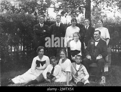 Dans Lundemos Garden, 1920s. Östberg, Torsten Lundemo, Ruth Lundemo, Ivan Lundemo, Vera Lundemo. Dans le canapé, Mme Anna et le mari Peder Lundemo, commerçant de Hybo depuis de nombreuses années, étaient de la famille norvégienne. Sur le sol à partir de. Mme Lager, garçon allemand, Ragnhild Lundemo, garçon allemand. Je DEMOS Lunträdgård, 1920-tal.Stående fr.v. Östberg, Torsten Lundemo, rut Lundemo, Ivan Lundemo, Vera Lundemo. I soffan FRU Anna och maken Peder Lundemo, handlare i Hybo i många år, var av norsk släkt.på marken fr.v. FRU Lager, tysk pojke, Ragnhild Lundemo, tysk pojke. Banque D'Images