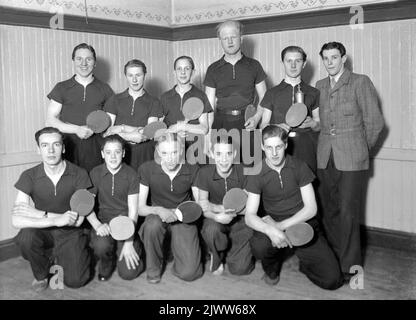 Tennis de table, château. Photo en février 1943.Statsmatch 10 équipe Manna. La rangée supérieure en partant de la gauche: 'Le chat' Bergström (Nyvall), Bertil Morris Larsson, Karlberg (Norrsundet), Skalin (Norvège), 'katan' Danielsson (Lappstan, Gamla Gefle) et Östlund (Gävle). Rangée du bas en partant de la gauche : Stig Wikholm (Gävle), Lasse Eliasson (Stigslund, immense), Erik Lindblom (Stockholm), Jocke Karlsson (Gävle, Tretorn) et Rune Lundgren (Gävle). Katten Bergström, chef d'équipe, a joué au hockey sur glace et au football, Skalin est venu en Norvège. Bordtennisspelaare, Borgen. Foto i februari 1943.Statsmatch 10 manna lag.Övre raden från vän Banque D'Images