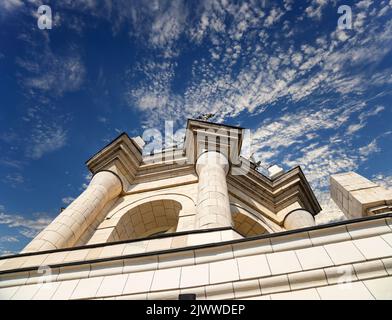 Fragment de l'hôtel Radisson Collection (nom historique de l'hôtel Ukraina, fait dans le style Empire stalinien) sur le fond du ciel avec nuage Banque D'Images