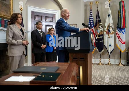 Le président Joe Biden, accompagné du vice-président Kamala Harris, du secrétaire à la Santé et aux Services sociaux Xavier Beccera et du sous-procureur général Lisa Monaco, prononce un discours dans la salle Roosevelt de la Maison Blanche, vendredi, 8 juillet 2022, avant de signer un décret exécutif protégeant l'accès aux services de santé reproductive. (Photo officielle de la Maison Blanche par Adam Schultz) Banque D'Images