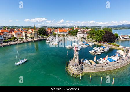 Lindau avec marina ville au lac Constance Bodensee yachts Voyage de dessus vue de dessus en Allemagne Banque D'Images