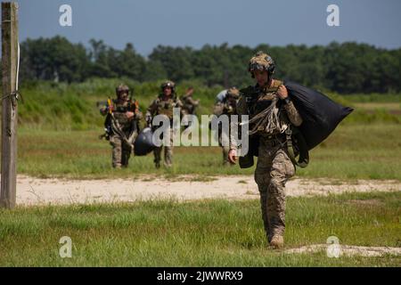 Les Marine Raiders répètent des sauts militaires en chute libre à Camp Lejeune, N.C., le 1 septembre 2021. Une formation militaire de maintien en état de chute libre est nécessaire pour qu'une équipe des opérations spéciales maritimes reste compétente et prête à tout moment pour les opérations futures. (É.-U. Photo du corps marin par Cpl. Vert Ethan) Banque D'Images