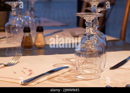 Verres sur la table avec les couverts. Restaurant. Banque D'Images