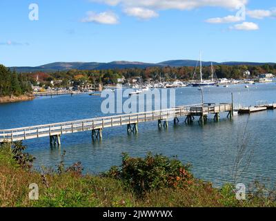 L'automne vient dans une petite ville portuaire sur Mt Desert Island, Maine, États-Unis Banque D'Images