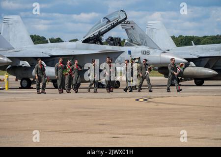 220905-N-SH953-1124 Virginia Beach, Virginie (sept 5, 2022) - les « rippers rouges » de l'escadron de combat Strike (VFA) 11 rentrent à la base aérienne navale Ocean (5 septembre). La VFA-11, qui fait partie de l'escadre aérienne Carrier 1, a embarqué sur l'USS Harry S. Truman (CVN 75), retourne à la Station navale de Norfolk après un déploiement prévu dans la zone d'opérations des Forces navales américaines en Europe, employée par la Sixième flotte américaine pour défendre les intérêts américains, alliés et partenaires. (É.-U. Photo de la Marine par Kathryn E. Macdonald, spécialiste en communications de masse, publiée) Banque D'Images