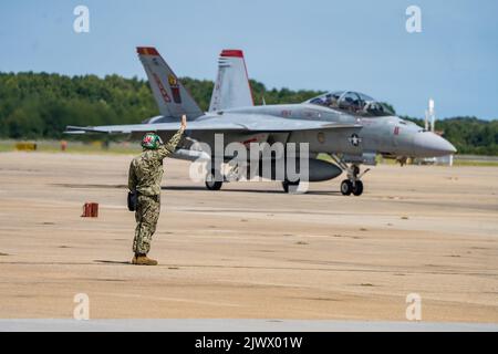 220905-N-SH953-1089 Virginia Beach, Virginie (sept 5, 2022) - les « rippers rouges » de l'escadron de combat Strike (VFA) 11 rentrent à la base aérienne navale Ocean (5 septembre). La VFA-11, qui fait partie de l'escadre aérienne Carrier 1, a embarqué sur l'USS Harry S. Truman (CVN 75), retourne à la Station navale de Norfolk après un déploiement prévu dans la zone d'opérations des Forces navales américaines en Europe, employée par la Sixième flotte américaine pour défendre les intérêts américains, alliés et partenaires. (É.-U. Photo de la Marine par Kathryn E. Macdonald, spécialiste en communications de masse, publiée) Banque D'Images