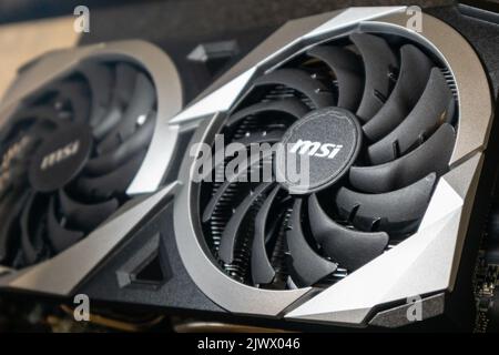 Kiev, Ukraine - 19 août 2022: Fans de carte graphique MSI avec AMD Radeon RX6700XT, gros plan avec focus sélectif, détails matériels PC Banque D'Images