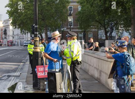 Londres Royaume-Uni 6th septembre Steve Bray devant Downing Street jouant de la musique alors que Boris johnson donne son dernier discours et le policier pointe le doigt sur lui Banque D'Images