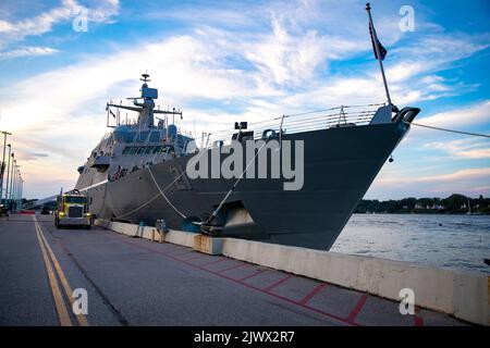 ANNAPOLIS, Maryland (sept 4, 2022) le navire de combat littoral Freedom-variant USS Minneapolis-Saint Paul (LCS 21) est amarré à la jetée de l'Académie navale des États-Unis à Annapolis, Maryland, le 4 septembre 2022. Minneapolis-Saint Paul doit participer à la Fleet week Maryland 2022. (É.-U. Photo de la marine par le spécialiste des communications de masse 2nd classe Juel Foster) Banque D'Images