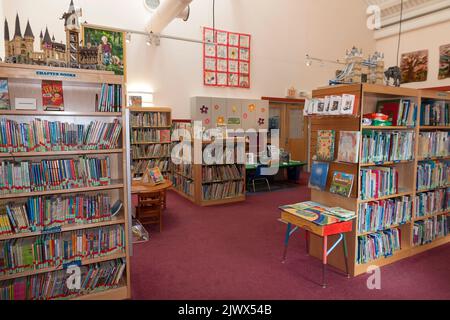 Section colorée et stimulante pour enfants dans une bibliothèque publique. Banque D'Images