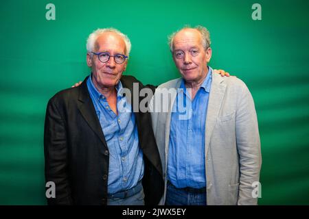 le réalisateur Jean-Pierre Dardenne et le réalisateur Luc Dardenne photographiés lors de la première du film belge Tori et Lokita des réalisateurs des frères Dardenne, à Gent kinepolis, le mardi 06 septembre 2022. BELGA PHOTO JAMES ARTHUR GEKIERE Banque D'Images