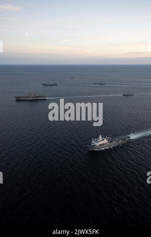 220904-N-MZ836-1635 MER BALTIQUE (SEPT. 4, 2022) de gauche à droite, le navire d'assaut amphibie de la marine américaine USS Kearsarge (LHD 3), le navire de transport amphibie de la marine américaine de San Antonio USS Arlington (LPD 24), le frégate de la classe Norwegian Fridtjof Nansen HNoMS Roald Amundsen (F331), le navire de soutien multi-mission de la Marine royale des pays-Bas Hnlm 833, Hnlm (Hnlm) Le lubrificateur norvégien HNoMS Maud (A530) et la frégate portugaise de la classe Vasco Da Gama NRP Corte-Real (F332) naviguent en formation lors d'un exercice de manœuvre le 4 septembre 2022. Le Kearsarge amphibie Ready Group et em Banque D'Images