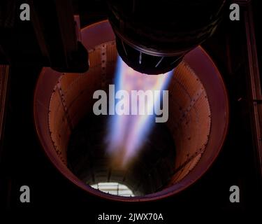 Les aviateurs de la US Air Force affectés au 48th Component Maintenance Squadron effectuent un essai sur un moteur F-15E Strike Eagle à la Royal Air Force Lakenheath, en Angleterre, le 30 août 2022. La cellule d'essai du moteur est un hangar spécialisé utilisé pour tester l'accélérateur du moteur. (É.-U. Photo de la Force aérienne par Airman 1st classe Olivia Gibson) Banque D'Images