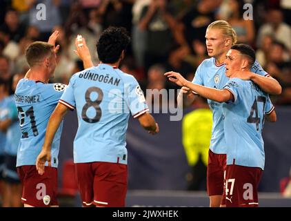 Erling Haaland de Manchester City (deuxième à droite) célèbre le troisième but du match de la Ligue des Champions de l'UEFA au stade Ramon Sanchez Pizjuan de Séville, en Espagne. Date de la photo: Mardi 6 septembre 2022. Banque D'Images