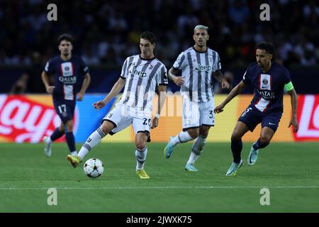 Paris, France. 06th septembre 2022. Fabio Miretti de Juventus FC contrôle le ballon lors du match de l'UEFA Champions League Group H entre le Paris Saint Germain FC et le Juventus FC au Parc des Princes sur 6 septembre 2022 à Paris, France . Credit: Marco Canoniero / Alamy Live News Banque D'Images