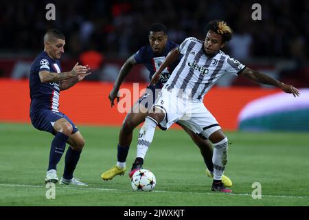 Paris, France. 06th septembre 2022. Weston Mckennie de Juventus FC contrôle le ballon lors du match de l'UEFA Champions League Group H entre le Paris Saint Germain FC et le Juventus FC au Parc des Princes sur 6 septembre 2022 à Paris, France . Credit: Marco Canoniero / Alamy Live News Banque D'Images