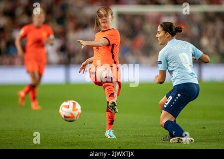 Stoke, Staffordshire, Royaume-Uni. 6th septembre 2022 ; Bet365 Stadium, Stoke, Staffordshire, Angleterre ; Coupe du monde des femmes de la FIFA 2023 Angleterre contre Luxembourg: Keira Walsh d'Angleterre joue le ballon à l'extérieur crédit: Action plus Sports Images/Alamy Live News Banque D'Images