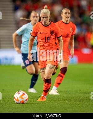 Stoke, Staffordshire, Royaume-Uni. 6th septembre 2022 ; Bet365 Stadium, Stoke, Staffordshire, Angleterre ; Coupe du monde des femmes de la FIFA 2023 l'Angleterre contre le Luxembourg: Bethany l'Angleterre de l'Angleterre a son oeil sur le ballon crédit: Action plus Sports Images/Alamy Live News Banque D'Images