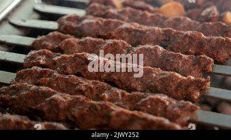 Cuisine traditionnelle arabe Shish taouk sur le grill. Cuisine arabe. Banque D'Images