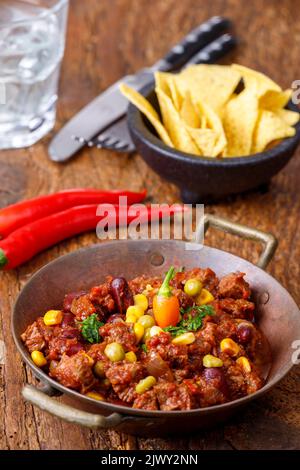 savoureux chili con carne sur bois Banque D'Images