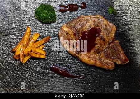 côtelettes de veau et frites en ardoise Banque D'Images