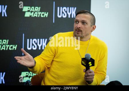 Kiev, Ukraine. 2nd septembre 2022. Oleksandr Usyk, champion unifié du monde de la boxe poids lourd en Ukraine, assiste à une conférence de presse à Kiev. (Credit image: © Oleksii Chumachenko/SOPA Images via ZUMA Press Wire) Banque D'Images