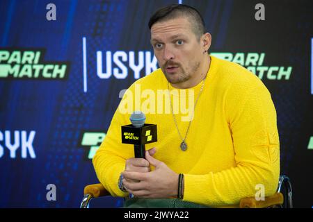 Kiev, Ukraine. 2nd septembre 2022. Oleksandr Usyk, champion unifié du monde de la boxe poids lourd en Ukraine, assiste à une conférence de presse à Kiev. (Credit image: © Oleksii Chumachenko/SOPA Images via ZUMA Press Wire) Banque D'Images