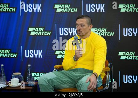 Kiev, Ukraine. 2nd septembre 2022. Oleksandr Usyk, champion unifié du monde de la boxe poids lourd en Ukraine, assiste à une conférence de presse à Kiev. (Credit image: © Oleksii Chumachenko/SOPA Images via ZUMA Press Wire) Banque D'Images